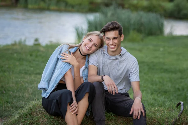 Retrato Una Hermosa Pareja Joven Enamorada Adolescentes Hombre Mujer Aire — Foto de Stock