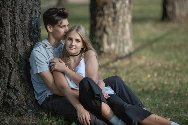 Retrato Una Hermosa Pareja Joven Enamorada Adolescentes Hombre Mujer Aire —  Fotos de Stock