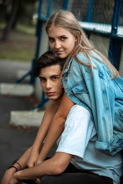 Portrait Beau Jeune Couple Amoureux Adolescents Homme Femme Extérieur — Photo