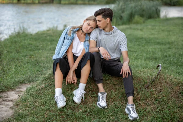 Retrato Belo Jovem Casal Apaixonado Adolescentes Homem Mulher Livre — Fotografia de Stock