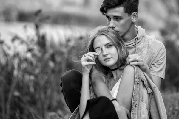 Portrait Beau Jeune Couple Amoureux Adolescents Homme Femme Extérieur — Photo