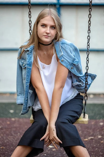 Retrato Una Hermosa Joven Adolescente —  Fotos de Stock