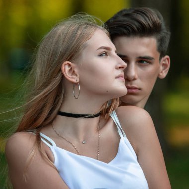 Aşık genç ve güzel bir çiftin portresi. Gençler. Erkek ve kadın açık havada