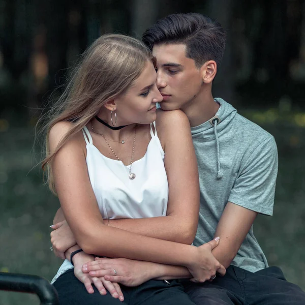 Retrato Una Hermosa Pareja Joven Enamorada Adolescentes Hombre Mujer Aire — Foto de Stock