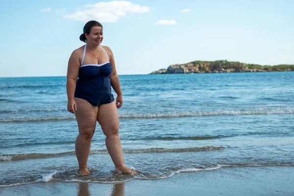 Tělo Pozitivní Šťastná Tlustá Žena Pláži — Stock fotografie