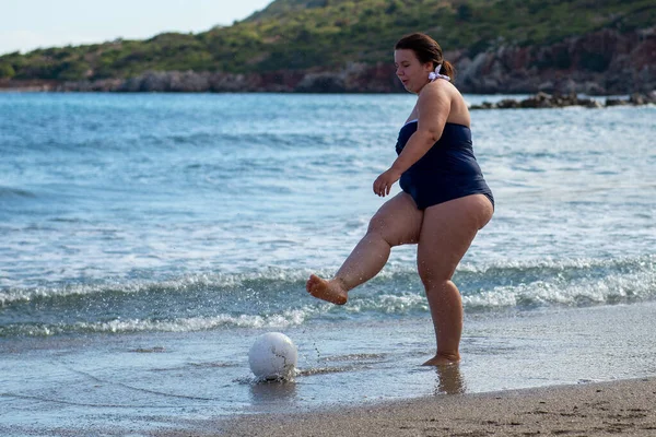 Cuerpo Positivo Mujer Gorda Feliz Jugando Pelota Playa Deporte Para —  Fotos de Stock