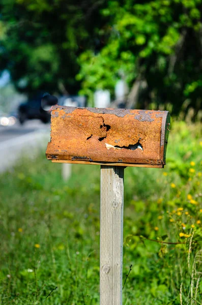 Rusty Dented Rural Mailbox Front Out Focus Treesand Road Summer — Stock Photo, Image