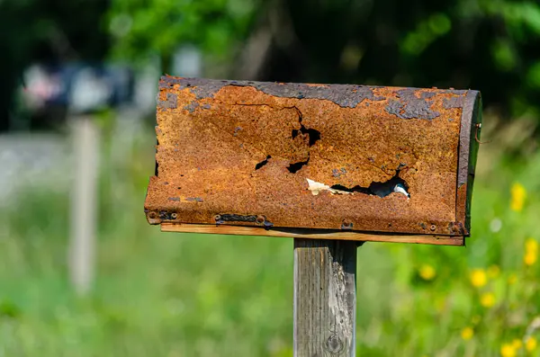 Close Rusty Damaged Rural Mailbox Fronto Trees Summer — Stock Photo, Image