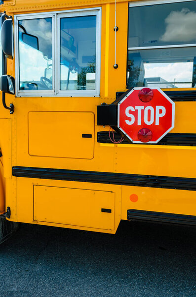 Вид сбоку на знак остановки школьного автобуса