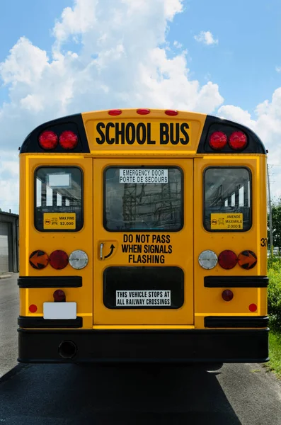 Vista Traseira Close Ônibus Escolar Mostrando Porta Saída Emergência — Fotografia de Stock