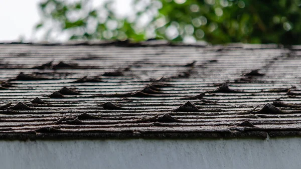 Nahaufnahme Von Geschwungenen Dachschindeln Auf Einem Wohndach Stockfoto