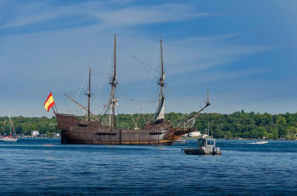 Replika Spanska Galeon Bland Båtar Lawrence Floden Blå Himmel — Stockfoto