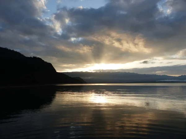 恰帕斯湖上的落日 — 图库照片