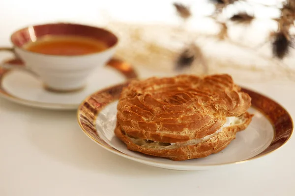 Tasse Tee Und Kekse Auf Einem Tisch — Stockfoto