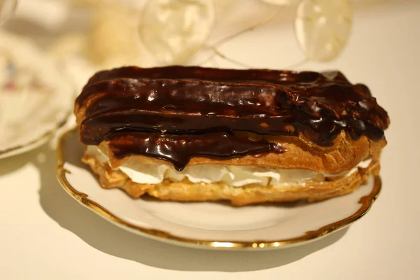 Eclair Chocolate Glaze Table — Stock Photo, Image