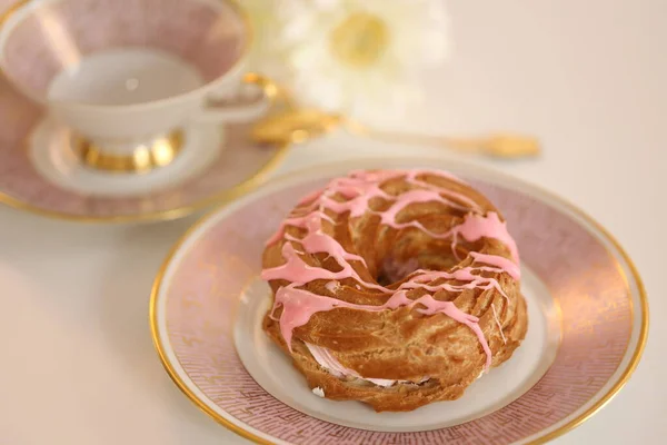 Пончик Глазурованим Цукром Вершками — стокове фото