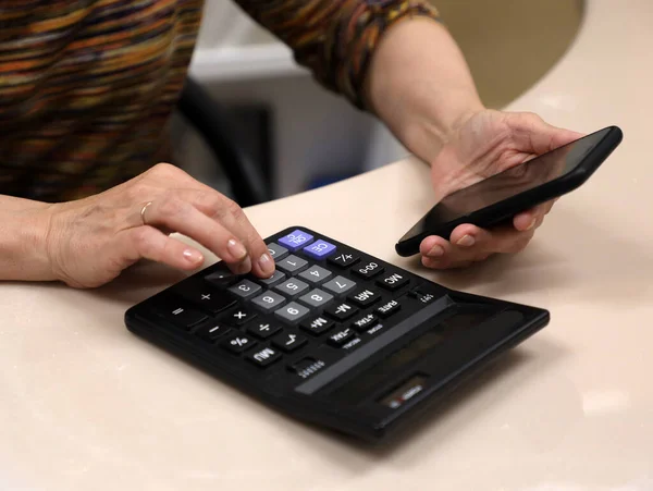 Primo Piano Una Mano Femminile Che Tiene Una Calcolatrice Telefono — Foto Stock