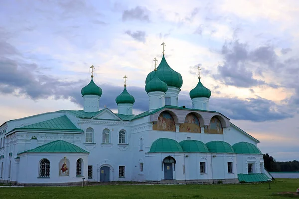 Staraya Sloboda, Leningrad Oblastı / Rusya - 24 Temmuz 2020: Alexandro-svirsky Manastırı, yerli turizm