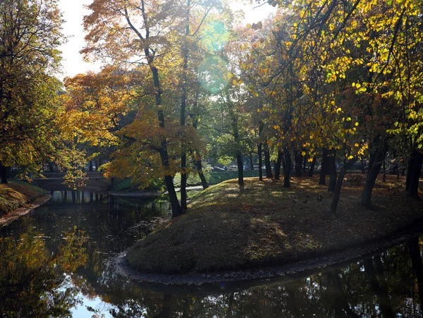 俄罗斯圣彼得堡Tavrichesky花园 公园的秋季风景 — 图库照片