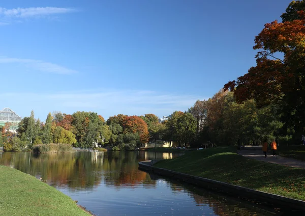 俄罗斯圣彼得堡陶勒德花园秋季风景 — 图库照片