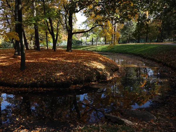 俄罗斯圣彼得堡陶勒德花园秋季风景 — 图库照片