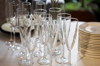 Bardaklar masada, kutlamaya hazırlanıyor.