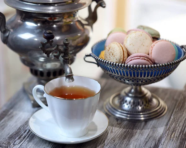 Šálek Čaje Makarónů Samovar Stole — Stock fotografie