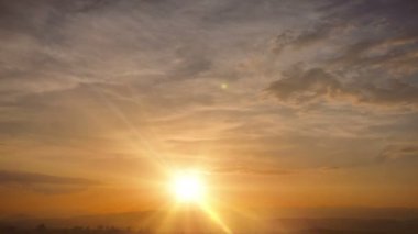 Altın panorama günbatımı zaman atlamalı 4k