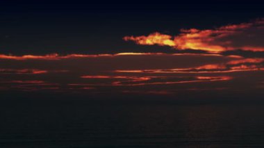 tropikal okyanus gündoğumu bulutlar