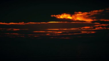 tropikal okyanus gündoğumu bulutlar