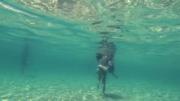 Flickor Thong Spela Underwater — Stockvideo