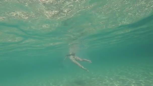 女孩在丁字裤在水下玩 — 图库视频影像