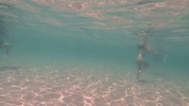 女孩在丁字裤在水下玩 — 图库视频影像