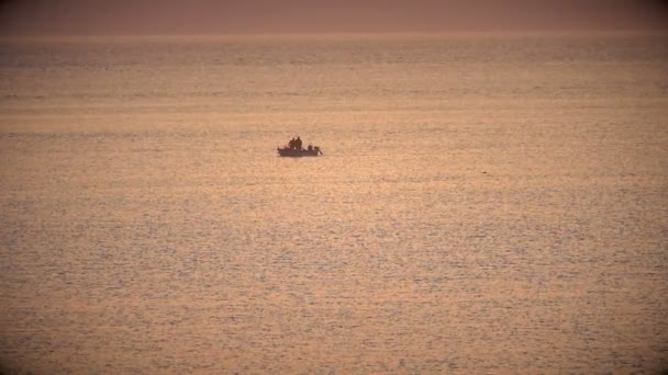 Barca Pescuit Marea Apus Soare — Videoclip de stoc