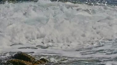 Dalgalar deniz makro bir kaya üzerinde crash