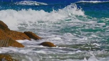 Dalgalar deniz makro bir kaya üzerinde crash