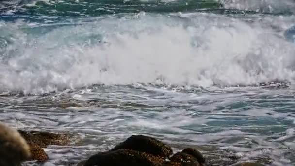 Las Olas Chocan Contra Una Roca Mar Macro — Vídeos de Stock