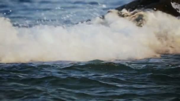 Vagues Écrasent Sur Rocher Dans Mer Macro — Video