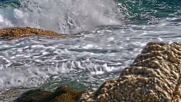 Wellen Krachen Auf Felsen Meer — Stockvideo