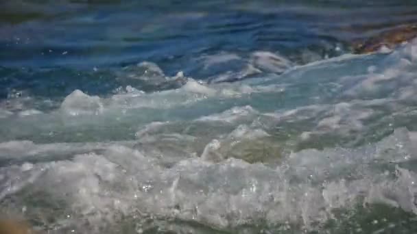 Dalgalar Deniz Makro Bir Kaya Üzerinde Crash — Stok video