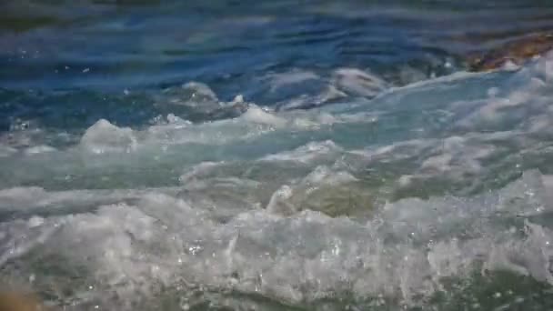 Las Olas Chocan Contra Una Roca Mar Macro — Vídeo de stock