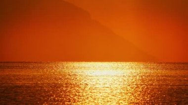 deniz üzerinde altın gündoğumu