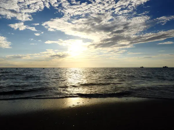 Deniz Üzerinde Golden Sunset — Stok fotoğraf