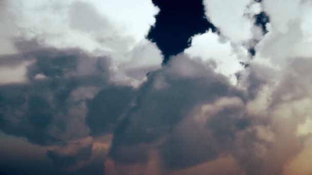 Fliegen Gewitterwolken — Stockvideo