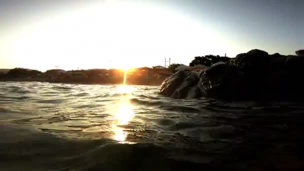 のビーチに沈む夕日 — ストック動画
