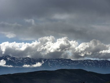 Kar ve bulutlar dağ
