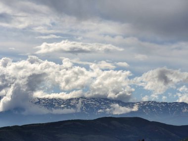 Kar ve bulutlar dağ