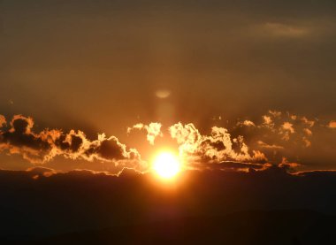 Altın günbatımı gökyüzü manzara 