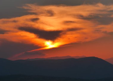 Altın günbatımı gökyüzü manzara 