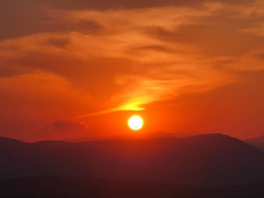 Altın günbatımı gökyüzü manzara 